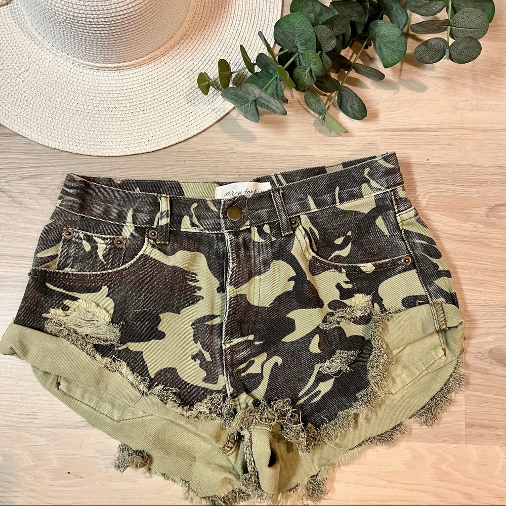 Caren Forbes camo mini shorts size M